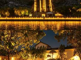 Floral Hotel Chunyuan Longmen Grottoes Northwest Service Center Garden Pond Fishing Fruit Trees Pet Friendly Free Parking Tea House Chess Room Movie Team Building, hôtel à Luoyang
