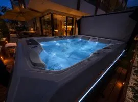 SalvatoreHomes - Casa Sabina - Ultra Luxury in the Centre of Bardolino with Private Jacuzzi & Infinity Pool - a 5 Star Luxury Collection at Lake Garda