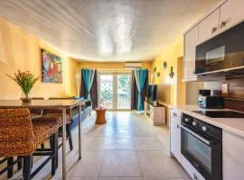Cozy and Charming Apartment - 5 min walk to beach and town