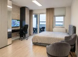 Lakeside Modern Apartment