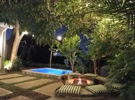 CocoMo - Boutique Coastal Garden Studio - Walk to Beach - Private Pool and Fire Pit