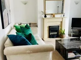 3-Bed Retreat Perfect Contractors & Leisure Stays Onsite Parking