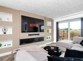 Fife Coast Stay with Parking & Garden in Rosyth - WiFi