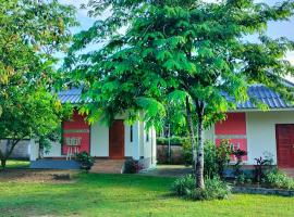 Pimpisa Garden พิมพิศา การ์เด้นท์, hotel i Ban Khuang Kom