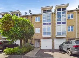 3 bed modern townhouse with self check in, sleeps 6, 35mins direct train to London Waterloo, zone 6