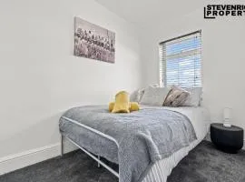 Group Stays, Spacious 3 Bedroom House, Parking, Sleeps 6