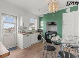 Group Stays, Spacious 3 Bedroom House, Parking, Sleeps 6