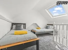 Group Stays, Spacious 3 Bedroom House, Parking, Sleeps 6