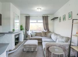 Modern 2BR Home in SK14, WIFI, Parking, Sleeps 5, hotel en Hyde