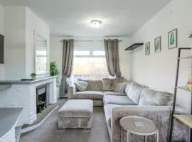 Modern 2BR Home in SK14, WIFI, Parking, Sleeps 5