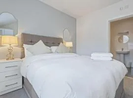 St George Court, Spacious 2 Bedroom Apartments, City Centre, Self Check In, Parking