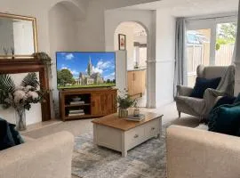 Three-Bedroom House Near Stonehenge & New Forest