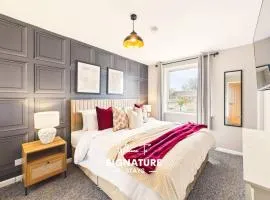 NEW Lincoln Lodge by Signature Stays, Modern, Parking, 5-Bed