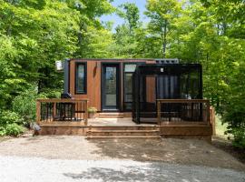Luxury Tiny Home with Spa Access、Miller Lakeのホテル