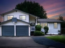 Modern 7-Bedroom Home with Spacious Yard, Pet-Friendly, and King Beds