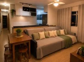 O Refúgio Secreto da Família Valle no Canto do Forte 2 Quartos, Ar, aquecedor, Xbox 360, Pet, Vaga SUV e 4 min da Praia