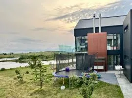 Luxury lakefront Villa 15 min drive to downtown