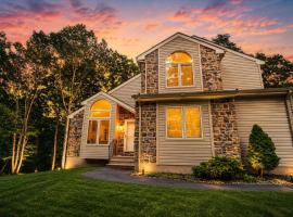 Harmony Hill Stylish 4bd Mountain Retreat, Hot Tub, Games, hotel v destinácii Bushkill