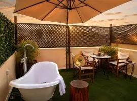 Old Town Rhapsody, Cosy 2-Floor Home with Rooftop Bathtub, BBQ & Lounge Under Sun Umbrellas