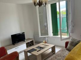 Ground-Floor Apartment With private Garden, Hotel in Étampes