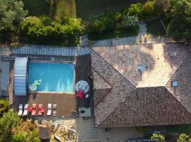 Les Chênes Lièges grande villa avec piscine, hotel v destinaci Moliets-et-Maa