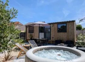 Tiny house climatisé et jacuzzi privatif