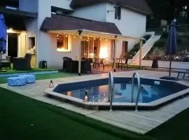 LAPAUSEDEGOUT piscine chambres climatisées terrasse table d'hôtes