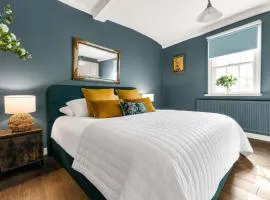 Stunning 4-Bed Hertford Townhouse Sleeps 8