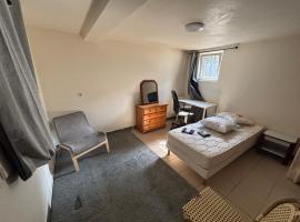 Private rooms at Colombes، فندق في كولومب