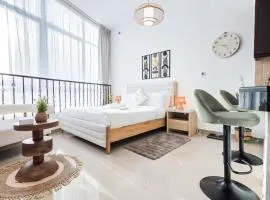 Hydra Breeze Studio - Chic Seaside Retreat