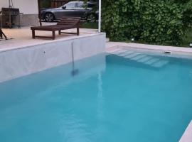 Villa M&E with Private Pool، فندق في Košelji