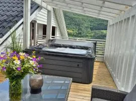 Molden Sky - takterrasse med egen jacuzzi!