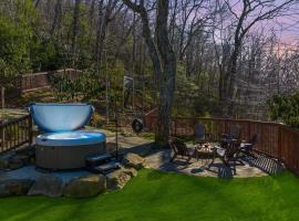 Hillside Hideaway- Container Home in Blowing Rock (4 miles from Appalachian Ski Mountain), hotel din Blowing Rock