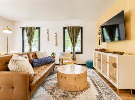 Group Retreat Near UNL and DT with Backyard and Firepit – hotel w mieście Lincoln
