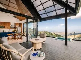 Lakay Monteverde with Heated Pool, Golf Cart, Breakfast
