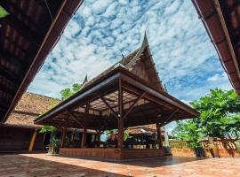 Ayutthaya retreat: Phra Nakhon Si Ayutthaya şehrinde bir otel