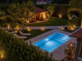 Sea Breeze & Nature villa, with heated pool and garden retreat, hotel sa Kremasti