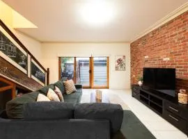 Red Brick Heritage Hideaway Free Parking