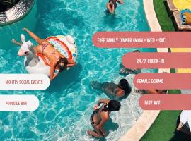The Lazy Lama Hostel Uluwatu，烏魯瓦圖的飯店