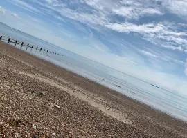 2 bed chalet Greatstone, New Romney sands holiday village 2mins from beach