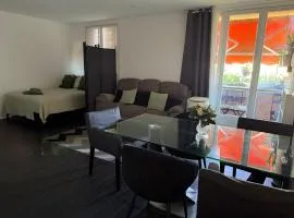Rental in a private residence with balcony and free parking, close to all types of transport and six minutes from the city center