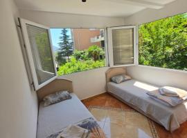 Garden Apartments Budva, готель у місті Boreti