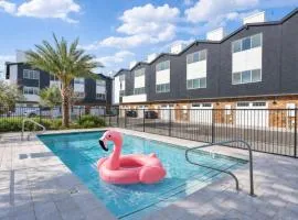 Emerald Palm- Luxury 3BR- Pool, King Beds, Spacious, Quiet, Garage, Close to Airport and OldTown