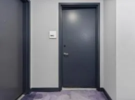 NEW Lux Condo - High-Floor - Gym & Pool