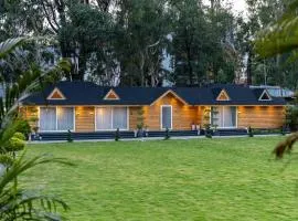 Alora in the Hills Pet-friendly with Shared Garden, Pergola Lounge, & TT Table