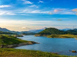 Elee Villa - Waterfront Retreat with Victoria Reservoir & Mountain Views, hotel i Teldeniya