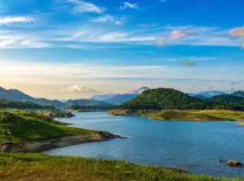 Elee Villa - Waterfront Retreat with Victoria Reservoir & Mountain Views