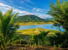 Elee Villa - Waterfront Retreat with Victoria Reservoir & Mountain Views, hotel a Teldeniya