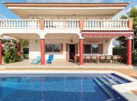 Vista Cunit es una gran casa con piscina, barbacoa, hotel di Cubelles