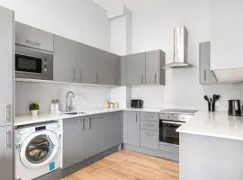 Coulsdon Residence - 2 BR - Sleeps 4 - Balcony